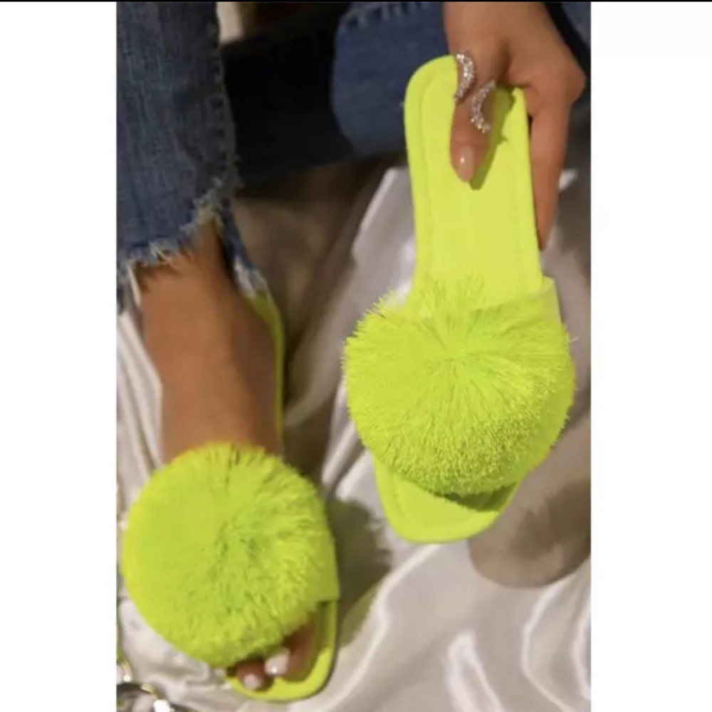 Pom Pom Sandals! Size 43 fit like US 8!